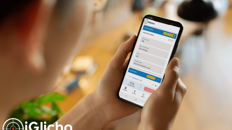mulher segurando celular com aplicativo iGlicho