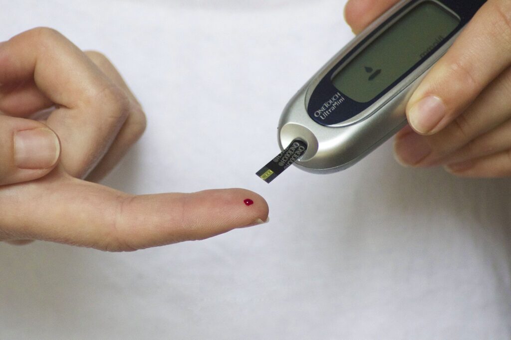 Guia rápido do Diabetes Tipo 1: Pessoa verificando a glicemia.